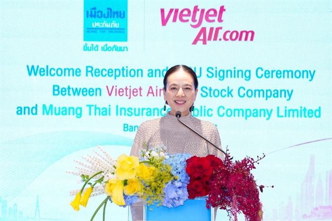 Madam Pang và Tiến sĩ Nguyễn Thị Phương Thảo đồng hành vì bóng đá và tình hữu nghị Việt Nam - Thái Lan Bà Nualphan Lamsam (Madam Pang), CEO Muang Thai Insurance đồng thời là Chủ tịch Liên đoàn Bóng đá Thái Lan (FAT) chia sẻ tại lễ ký kết.